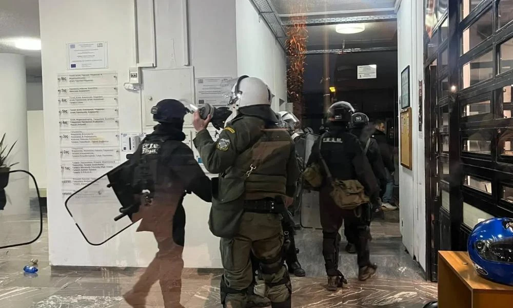Θεσσαλονίκη: ΜΑΤ στο ΑΠΘ για να εκκενωθεί η κατάληψη στην Πρυτανεία